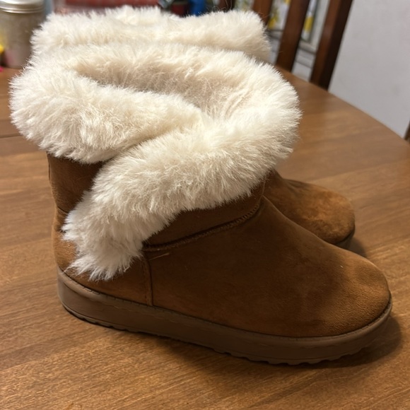 Kohl’s faux suede boots with white fur around rim. In size 5. - Picture 4 of 5